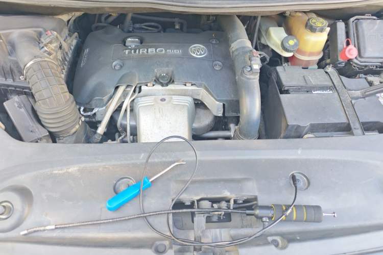 Used Buick GL8 2017 ES 28T Flagship Model China V Standard Engine Bay