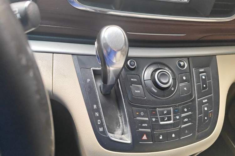 Used Buick GL8 2017 25S Luxury Version China V Standard Gear Lever