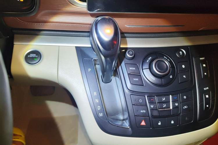 Used Buick GL8 2017 25S Luxury Version China V Standard Gear Lever