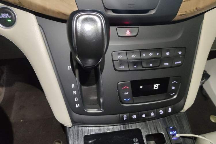 Used Buick GL8 2017 ES 28T Comfort Model China V Standard Gear Lever