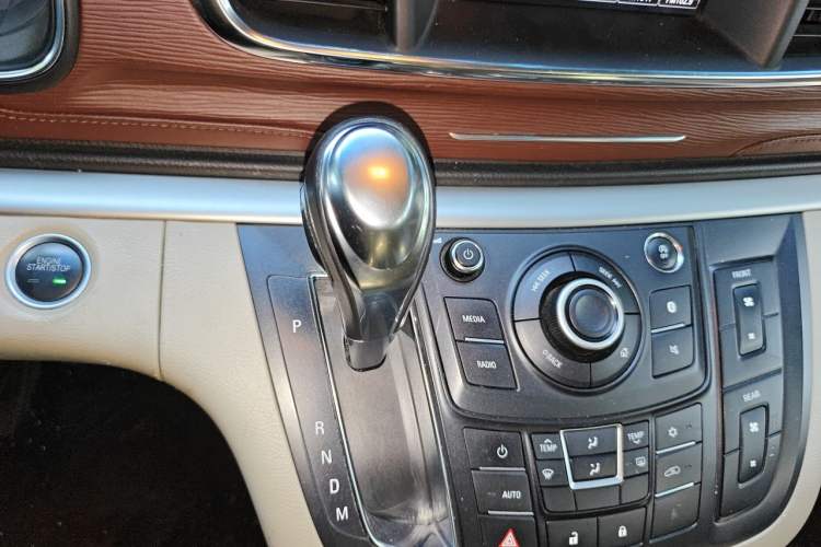Used Buick GL8 2017 25S Luxury Version China V Standard Gear Lever