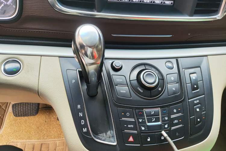 Used Buick GL8 2017 25S Prestige Version China V Standard Gear Lever