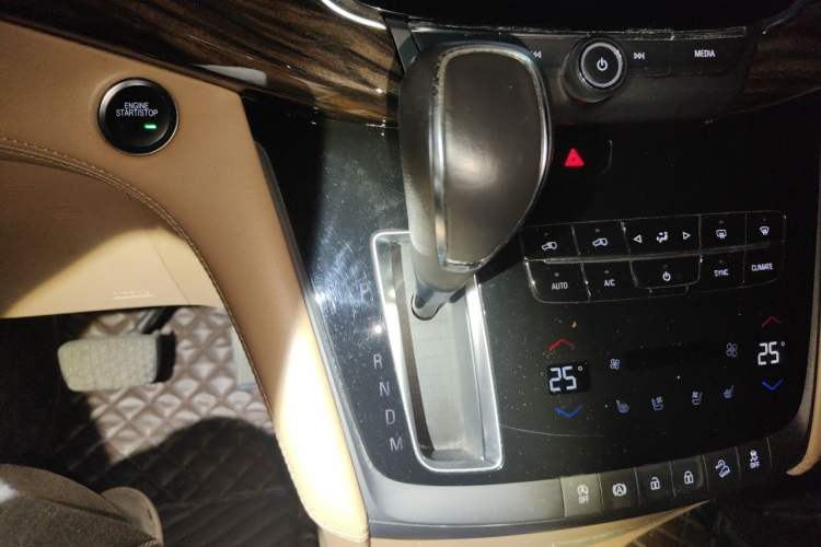 Used Buick GL8 2017 ES 28T Flagship Model China V Standard Gear Lever