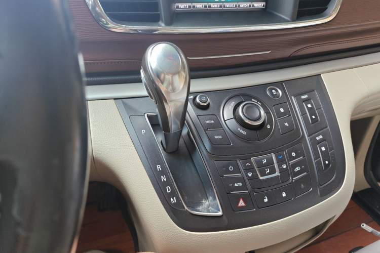 Used Buick GL8 2017 25S Luxury Version China V Standard Gear Lever
