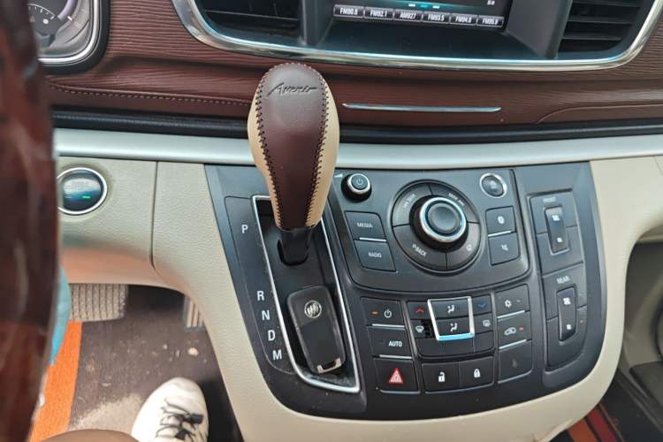 Used Buick GL8 2017 25S Luxury Version China V Standard Gear Lever