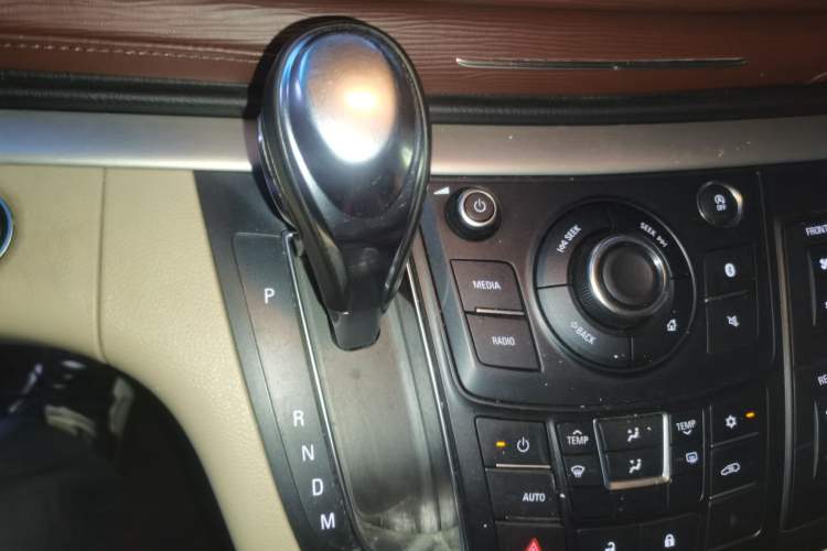 Used Buick GL8 2017 25S Luxury Version China V Standard Gear Lever