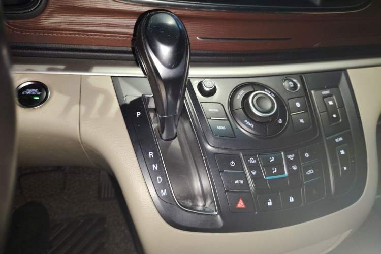 Used Buick GL8 2017 25S Comfort Version China V Standard Gear Lever