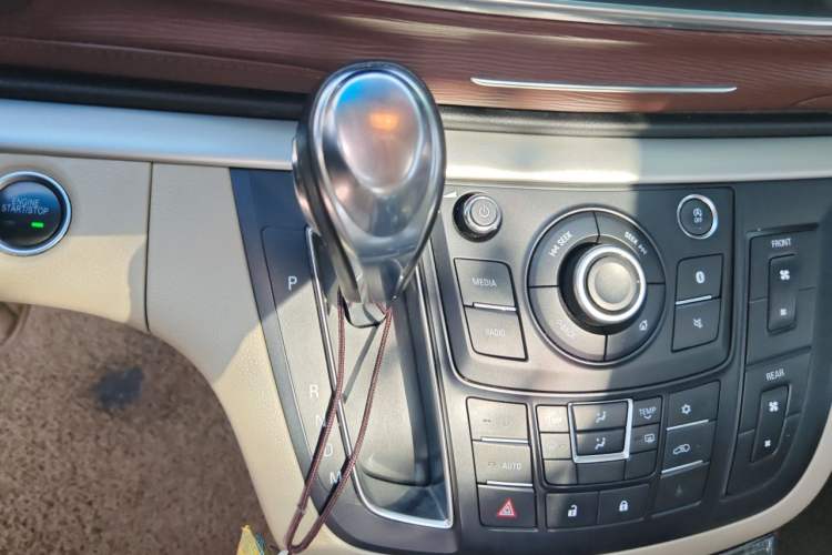 Used Buick GL8 2017 25S Luxury Version China V Standard Gear Lever