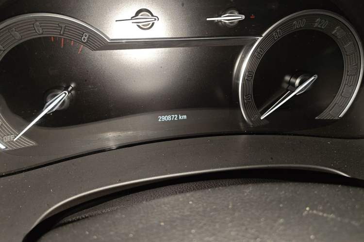 Used Buick GL8 2017 ES 28T Luxury Model China V Standard Odometer Close Up