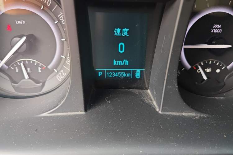 Used Buick GL8 2017 25S Luxury Version China V Standard Odometer Close Up