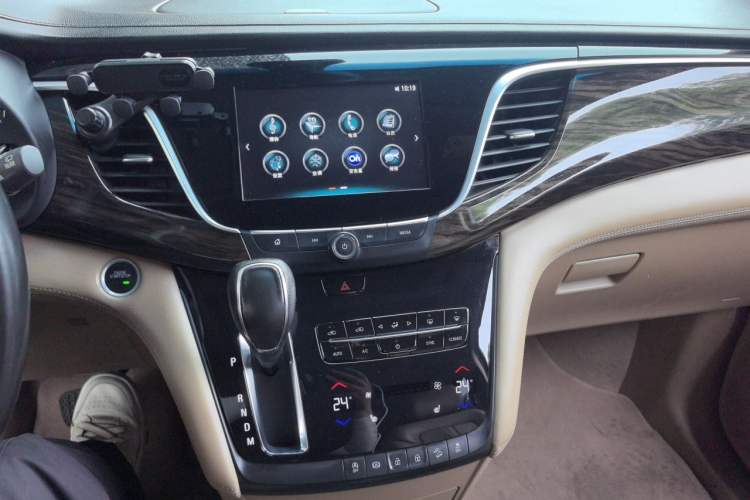 Used Buick GL8 2017 ES 28T Luxury Model China V Standard Audio And AC Panel