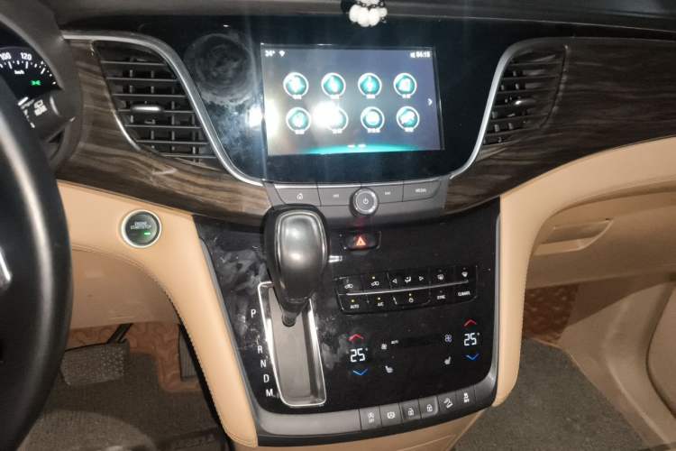 Used Buick GL8 2017 ES 28T Luxury Model China V Standard Audio And AC Panel