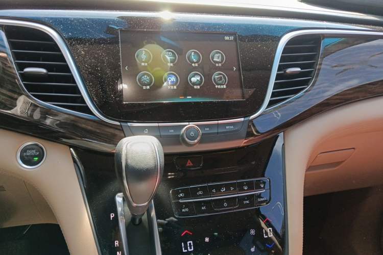 Used Buick GL8 2017 ES 28T Luxury Model China V Standard Audio And AC Panel