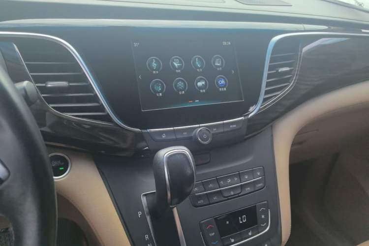 Used Buick GL8 2017 ES 28T Premium Version China V Standard Audio And AC Panel