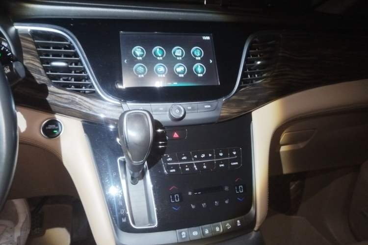 Used Buick GL8 2017 ES 28T Flagship Model China V Standard Audio And AC Panel