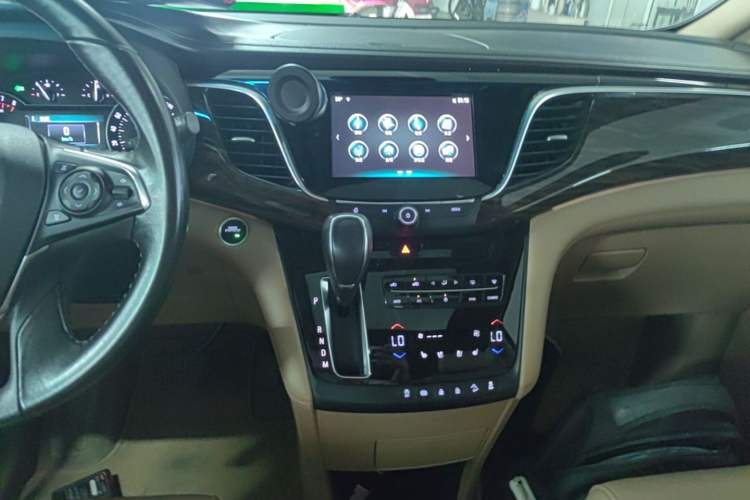 Used Buick GL8 2017 ES 28T Flagship Model China V Standard Audio And AC Panel