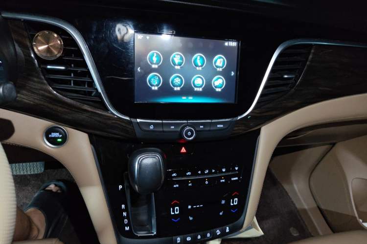 Used Buick GL8 2017 ES 28T Luxury Model China V Standard Audio And AC Panel