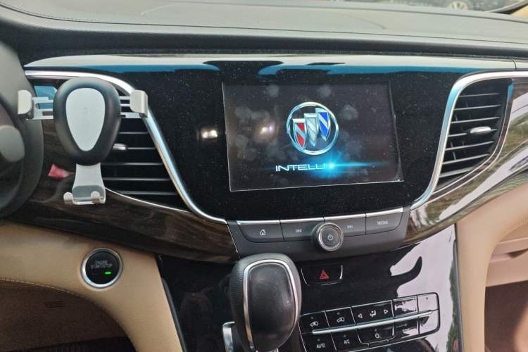 Used Buick GL8 2017 ES 28T Luxury Model China V Standard Audio And AC Panel
