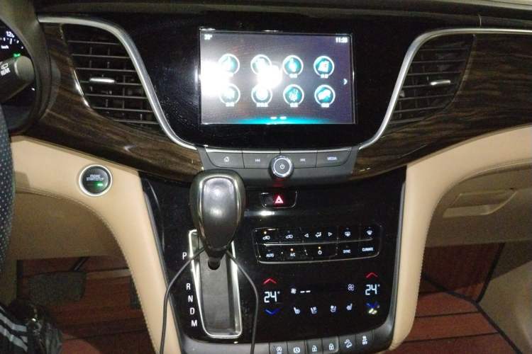 Used Buick GL8 2017 ES 28T Flagship Model China V Standard Audio And AC Panel