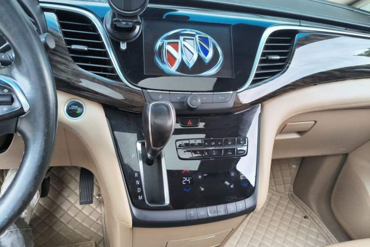 Used Buick GL8 2017 ES 28T Luxury Model China V Standard Audio And AC Panel