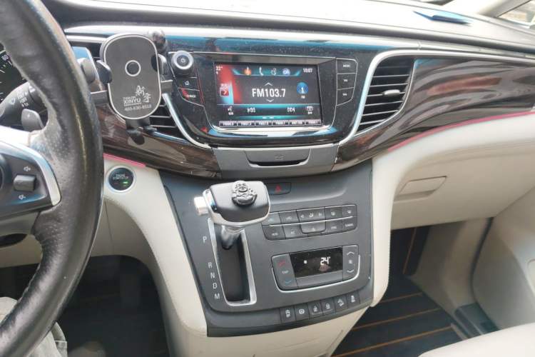 Used Buick GL8 2017 ES 28T Comfort Model China V Standard Audio And AC Panel