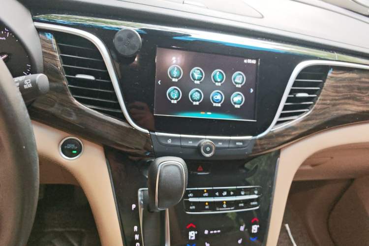 Used Buick GL8 2017 ES 28T Luxury Model China V Standard Audio And AC Panel