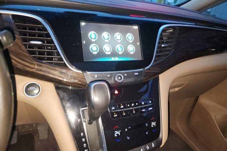 Used Buick GL8 2017 ES 28T Luxury Model China V Standard Audio And AC Panel