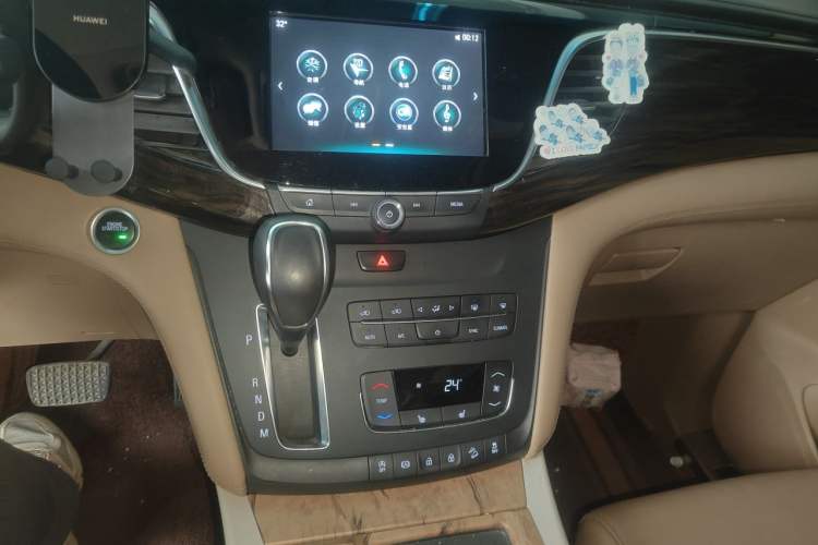 Used Buick GL8 2017 ES 28T Premium Version China V Standard Audio And AC Panel