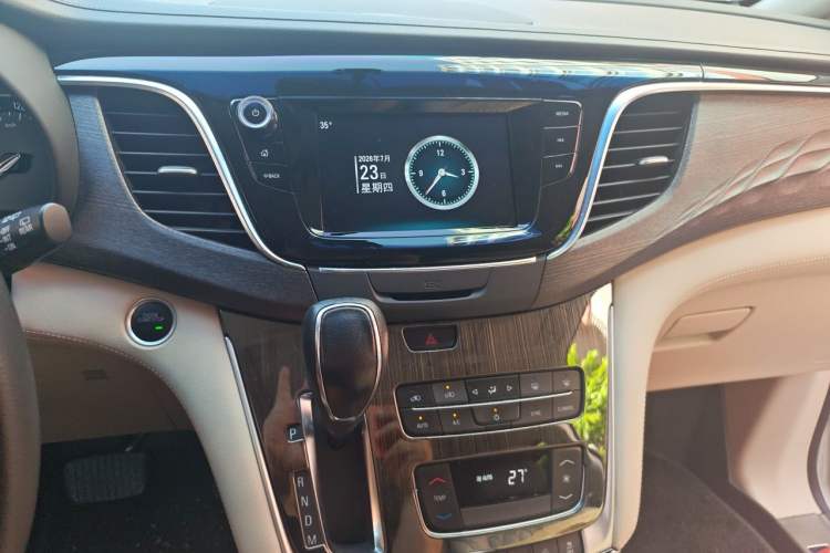 Used Buick GL8 2017 ES 28T Comfort Model China V Standard Audio And AC Panel