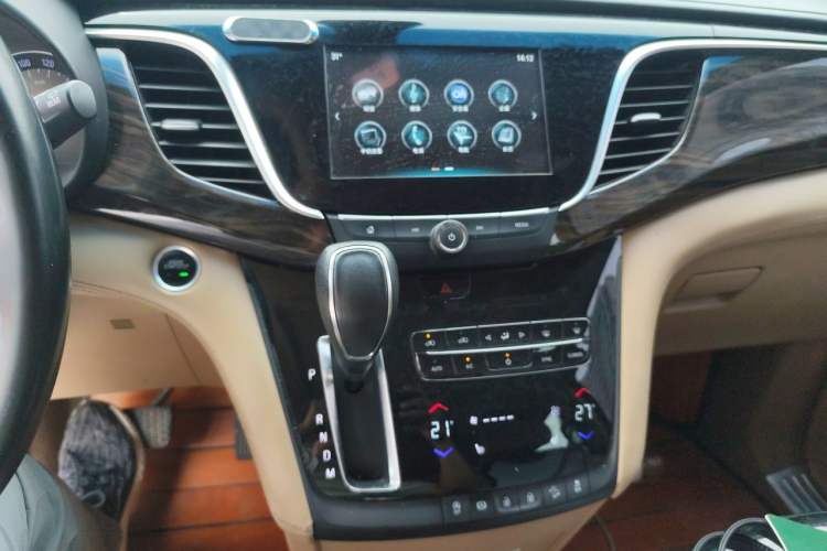 Used Buick GL8 2017 ES 28T Luxury Model China V Standard Audio And AC Panel