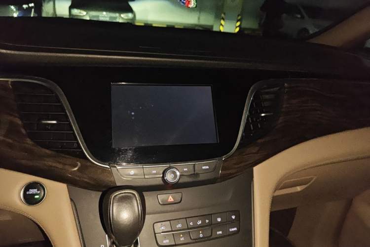 Used Buick GL8 2017 ES 28T Premium Version China V Standard Audio And AC Panel