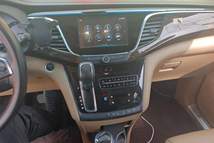 Used Buick GL8 2017 ES 28T Luxury Model China V Standard Audio And AC Panel