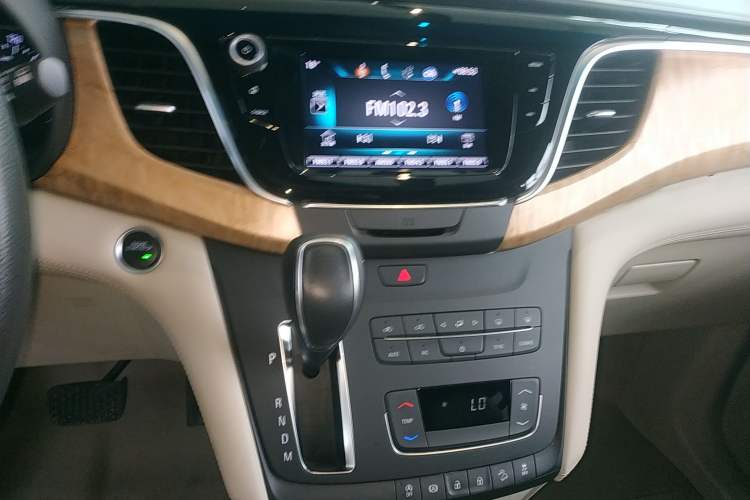Used Buick GL8 2017 ES 28T Comfort Model China V Standard Audio And AC Panel