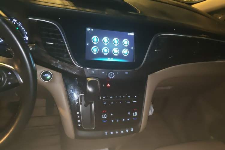 Used Buick GL8 2017 ES 28T Flagship Model China V Standard Audio And AC Panel