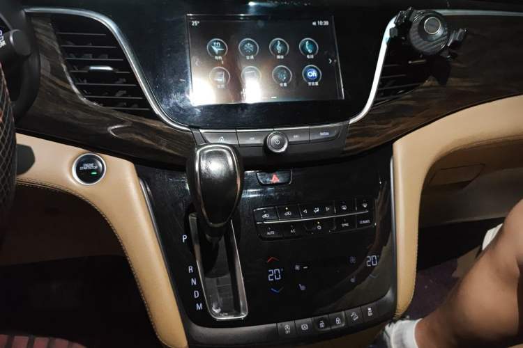 Used Buick GL8 2017 ES 28T Luxury Model China V Standard Audio And AC Panel