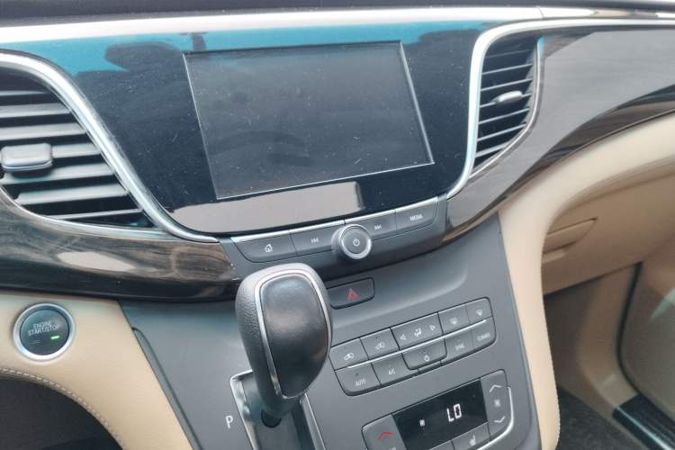 Used Buick GL8 2017 ES 28T Premium Version China V Standard Audio And AC Panel