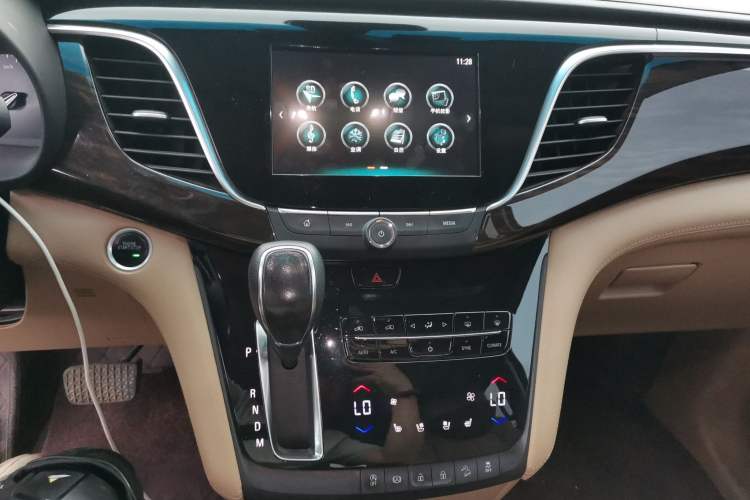 Used Buick GL8 2017 ES 28T Flagship Model China V Standard Audio And AC Panel