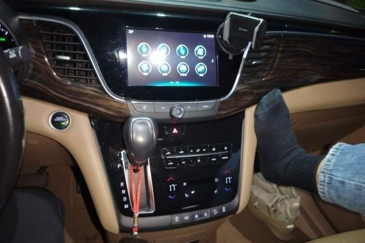 Used Buick GL8 2017 ES 28T Luxury Model China V Standard Audio And AC Panel