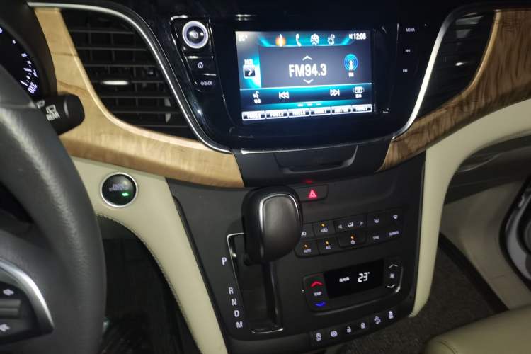 Used Buick GL8 2017 ES 28T Comfort Model China V Standard Audio And AC Panel