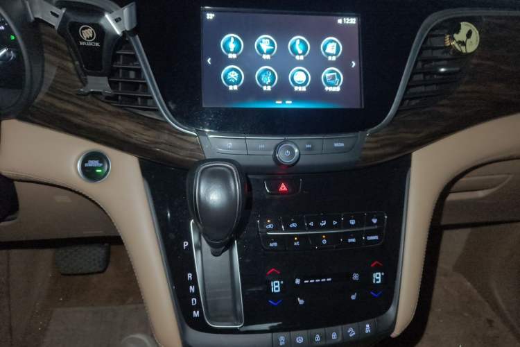 Used Buick GL8 2017 ES 28T Luxury Model China V Standard Audio And AC Panel