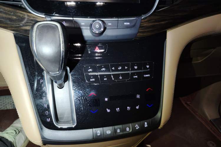 Used Buick GL8 2017 ES 28T Flagship Model China V Standard Audio And AC Panel
