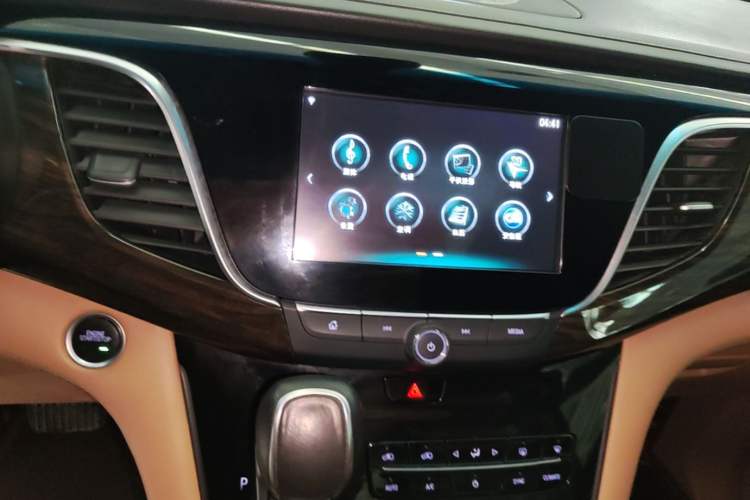 Used Buick GL8 2017 ES 28T Luxury Model China V Standard Audio And AC Panel