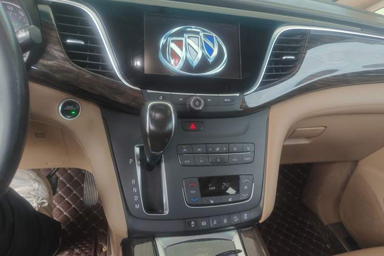 Used Buick GL8 2017 ES 28T Premium Version China V Standard Audio And AC Panel