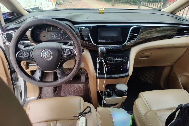 Used Buick GL8 2017 ES 28T Luxury Model China V Standard Center Console