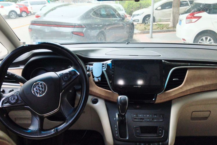 Used Buick GL8 2017 ES 28T Comfort Model China V Standard Center Console
