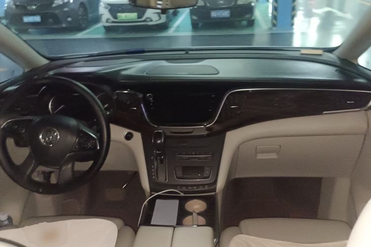 Used Buick GL8 2017 ES 28T Comfort Model China V Standard Center Console