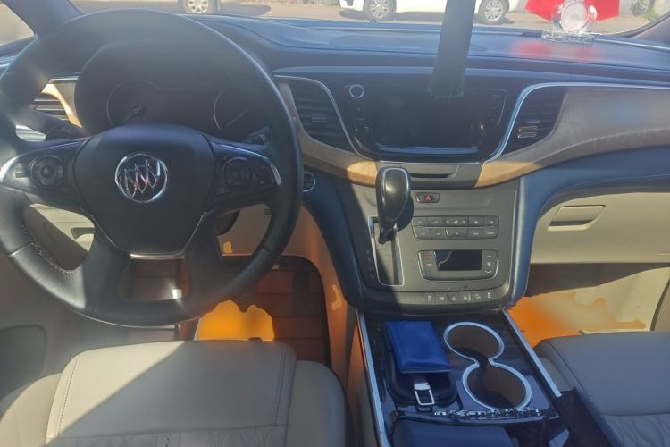 Used Buick GL8 2017 ES 28T Comfort Model China V Standard Center Console