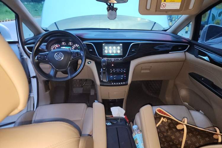 Used Buick GL8 2017 ES 28T Luxury Model China V Standard Center Console