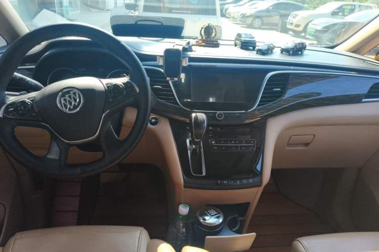 Used Buick GL8 2017 ES 28T Luxury Model China V Standard Center Console