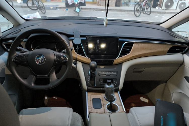 Used Buick GL8 2017 ES 28T Comfort Model China V Standard Center Console